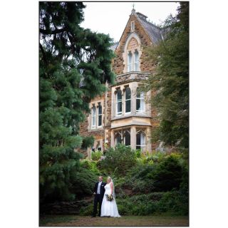 How gorgeous is the Uppingham School Chapel? The grounds made a breathtaking backdrop for the happy couple ❤️ #MHP
•
•
•
#wedding #weddingday #bride #weddingphotography #weddingphotographer #buckswedding #bucksweddingphotographer #mkweddingphotographer #weddingbells #tietheknot #shesaidyes